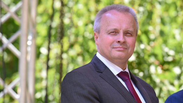 Чрезвычайный и Полномочный посол России в Армении Сергей Копыркин на церемонии вручения дипломов первым выпускникам филиала МГУ в Армении (2 июля 2019). Еревaн - Sputnik Армения