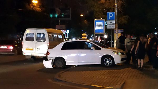 Дорожно-транспортное происшествие на перекрестке улиц Гарегина Нжде и Чехова (2 июля 2019). Еревaн - Sputnik Արմենիա