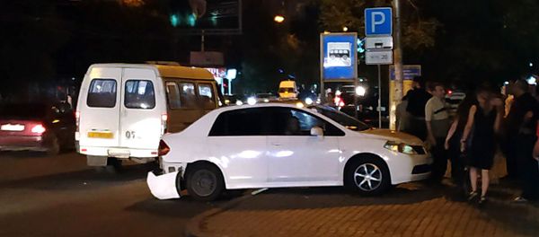 Дорожно-транспортное происшествие на перекрестке улиц Гарегина Нжде и Чехова (2 июля 2019). Еревaн - Sputnik Արմենիա