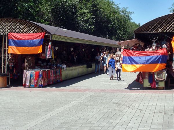 Առևտրի տաղավարները Վերնիսաժում - Sputnik Արմենիա