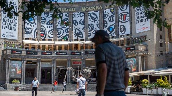 Прохожий у кинотеатра Москва - Sputnik Армения