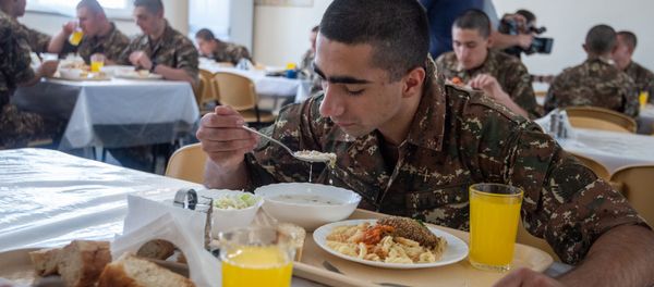 Солдат за обедом - Sputnik Արմենիա