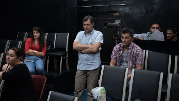 Худрук и актеры русского драмтеатра имени Станиславского наблюдают за репетицией - Sputnik Արմենիա