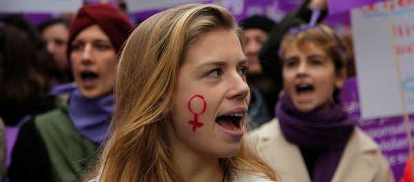 Участница демонстрации против насилия в отношении женщин (24 ноября 2018). Париж - Sputnik Армения