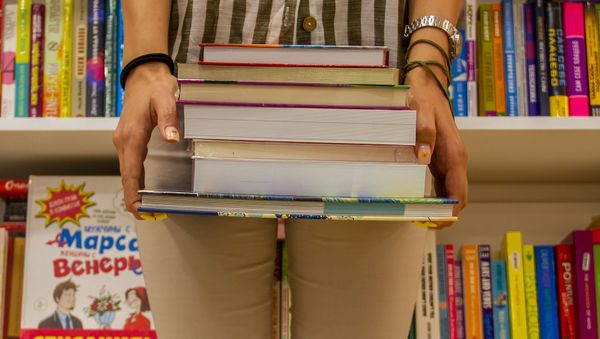 Посетитель книжного магазина - Sputnik Армения