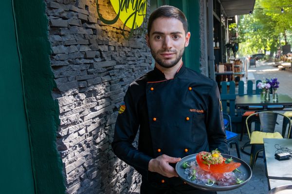 Вкусная Армения: в Ереване готовят блюдо на залитой кровью руке – все в восторге Вкусная Армения: в Ереване готовят блюдо на залитой кровью руке – все в восторге - Sputnik Армения