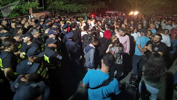 Акция протеста у телеканала Рустави2 (8 июля 2019). Тбилиси Акция протеста у телеканала Рустави2 (8 июля 2019). Тбилиси - Sputnik Армения