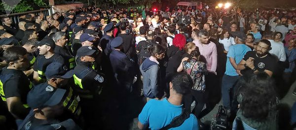 Акция протеста у телеканала Рустави2 (8 июля 2019). Тбилиси Акция протеста у телеканала Рустави2 (8 июля 2019). Тбилиси - Sputnik Армения