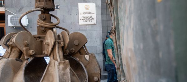 Протест металлоломщиков перед зданием Комитета госдоходов Армении (8 июля 2019). Еревaн - Sputnik Армения