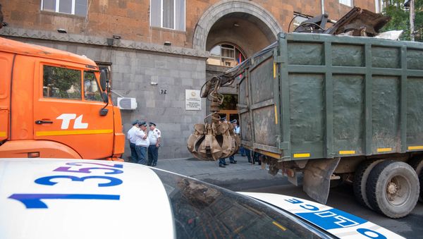 Протест сотрудников компаний по экспорту металлолома перед зданием Комитета госдоходов Армении (8 июля 2019). Еревaн - Sputnik Армения