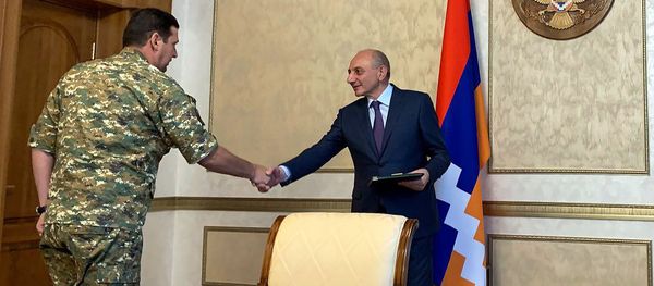 Президент Карабаха Бако Саакян присудил звание генерал-майора начальнику ГШ АО НКР Джалалу Арутюняну (8 июля 2019). Степанакерт - Sputnik Армения