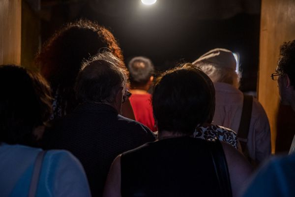 Посетители инсталляции Храм кино входят в кинотеатр Айрарат (8 июля 2019). Еревaн Посетители инсталляции Храм кино входят в кинотеатр Айрарат (8 июля 2019). Еревaн - Sputnik Армения