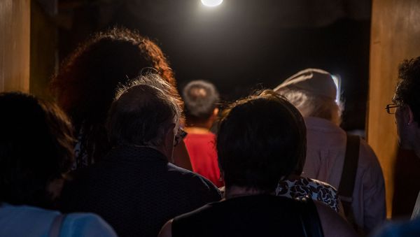 Посетители инсталляции Храм кино входят в кинотеатр Айрарат (8 июля 2019). Еревaн - Sputnik Արմենիա