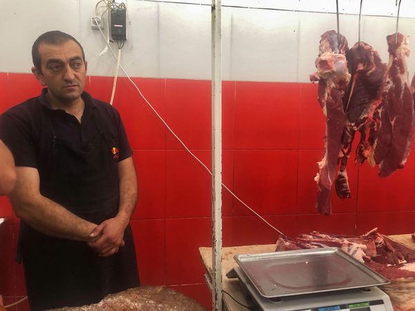 Սարսափելի պայմաններ. ՍԱՊԾ ղեկավարը կասեցրել է Գյումրու մսամթերքի կետերի աշխատանքը - Sputnik Արմենիա