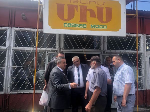 Սարսափելի պայմաններ. ՍԱՊԾ ղեկավարը կասեցրել է Գյումրու մսամթերքի կետերի աշխատանքը - Sputnik Արմենիա
