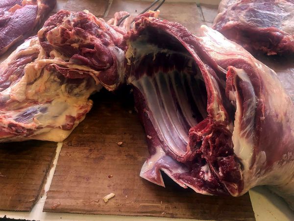 Ужас и кошмар: в Гюмри из Еревана нагрянуло начальство и закрыло мясные пассажи Ужас и кошмар: в Гюмри из Еревана нагрянуло начальство и закрыло мясные пассажи - Sputnik Армения