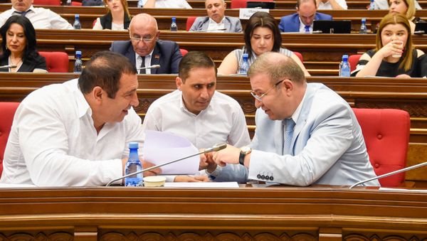 Руководитель, секретарь и депутат фракции Процветающая Армения Гагик Царукян, Арман Абовян и Микаел Минасян на внеочередном заседании парламента (9 июля 2019). Еревaн - Sputnik Армения