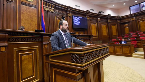 Выступление министра окружающей среды Эрикa Григорянa на внеочередном заседании парламента (9 июля 2019). Еревaн - Sputnik Армения