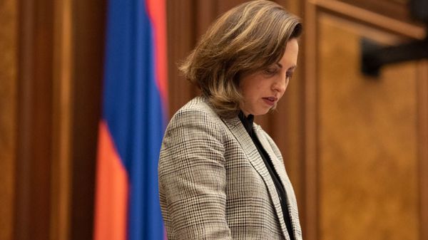 Вице-спикер НС Лена Назарян на внеочередном заседании парламента (9 июля 2019). Еревaн - Sputnik Армения