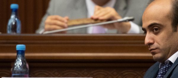Депутат от фракции Процветающая Армения Тарон Симонян на внеочередном заседании парламента (9 июля 2019). Еревaн - Sputnik Армения