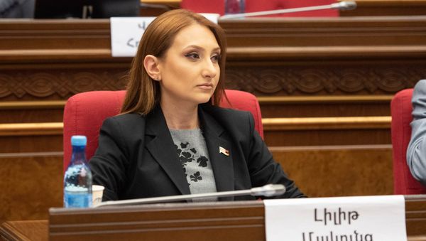 Руководитель фракции Мой шаг Лилит Макунц на внеочередном заседании парламента (9 июля 2019). Еревaн - Sputnik Армения