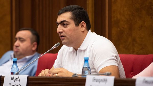 Депутат от фракции Мой шаг Сергей Атомян на внеочередном заседании парламента (9 июля 2019). Еревaн - Sputnik Армения