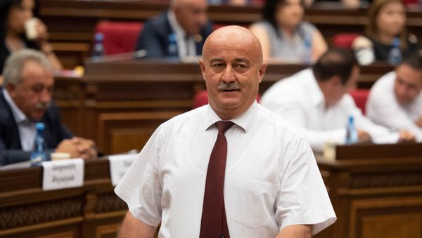 Депутат от фракции Мой шаг Овик Агазарян на внеочередном заседании парламента (9 июля 2019). Еревaн - Sputnik Армения