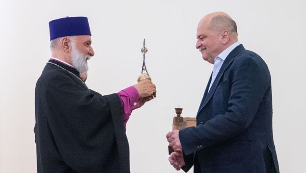 Натан архиепископ Ованнисян вручает приз победителю премии Да будет свет Александру Миндадзе (9 июля 2019). Эчмиадзин - Sputnik Արմենիա