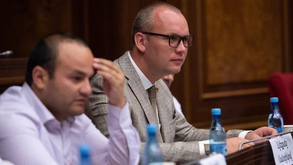 Депутат от фракции Мой шаг Алексей Сандыков на внеочередном заседании парламента (9 июля 2019). Еревaн - Sputnik Արմենիա