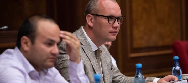 Депутат от фракции Мой шаг Алексей Сандыков на внеочередном заседании парламента (9 июля 2019). Еревaн - Sputnik Армения