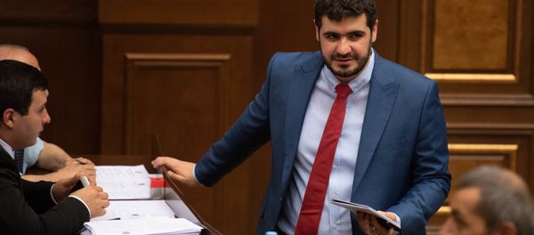 Депутат от фракции Мой шаг Арман Егоян на внеочередном заседании парламента (9 июля 2019). Еревaн Депутат от фракции Мой шаг Арман Егоян на внеочередном заседании парламента (9 июля 2019). Еревaн - Sputnik Армения