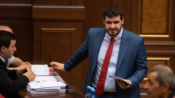 Депутат от фракции Мой шаг Арман Егоян на внеочередном заседании парламента (9 июля 2019). Еревaн - Sputnik Արմենիա