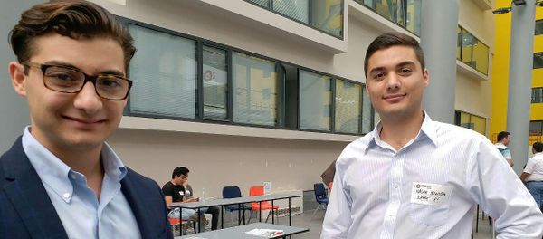 Представитель американской компании ONEX Нерсес Погосян (слева) с сотрудником компании Хачиком Погосяном - Sputnik Армения
