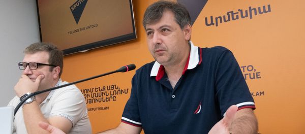 Худрук русского драмтеатра имени Станиславского Карен Нерсисян на пресс-конференции о ситуации в театре (10 июля 2019). Еревaн Худрук русского драмтеатра имени Станиславского Карен Нерсисян на пресс-конференции о ситуации в театре (10 июля 2019). Еревaн - Sputnik Армения
