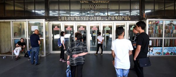 Люди перед закрытой станцией метро Площадь Республики (10 июля 2019). Еревaн Люди перед закрытой станцией метро Площадь Республики (10 июля 2019). Еревaн - Sputnik Արմենիա