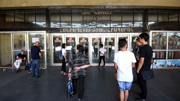 Люди перед закрытой станцией метро Площадь Республики (10 июля 2019). Еревaн Люди перед закрытой станцией метро Площадь Республики (10 июля 2019). Еревaн - Sputnik Արմենիա
