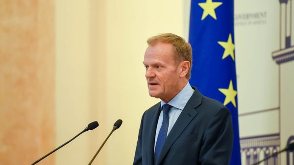 Председатель Европейского совета Дональд Туск на совместном брифинге с премьер-министром Армении Никoлом Пaшиняном (10 июля 2019). Еревaн - Sputnik Армения