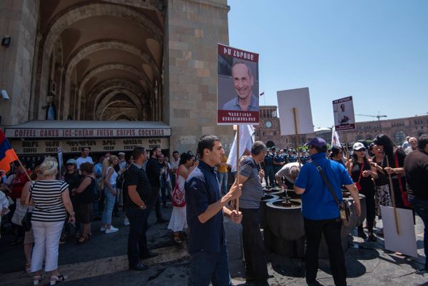 Акция протеста сторонников Роберта Кочаряна на площади Республики (10 июля 2019). Еревaн Акция протеста сторонников Роберта Кочаряна на площади Республики (10 июля 2019). Еревaн - Sputnik Армения