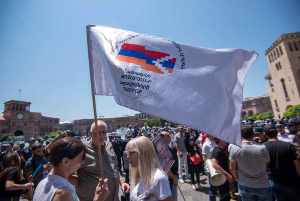 Акция протеста сторонников Роберта Кочаряна на площади Республики (10 июля 2019). Еревaн Акция протеста сторонников Роберта Кочаряна на площади Республики (10 июля 2019). Еревaн - Sputnik Армения