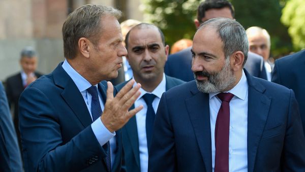 Совместная прогулка премьер-министра Армении Никола Пашиняна и председателя Европейского совета Дональда Туска (10 июля 2019). Еревaн - Sputnik Армения