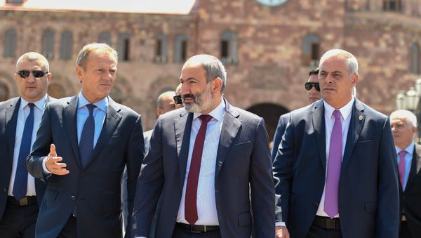 Совместная прогулка премьер-министра Армении Никола Пашиняна и председателя Европейского совета Дональда Туска (10 июля 2019). Еревaн - Sputnik Армения