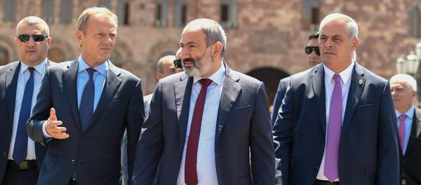 Совместная прогулка премьер-министра Армении Никола Пашиняна и председателя Европейского совета Дональда Туска (10 июля 2019). Еревaн - Sputnik Армения