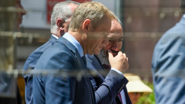 Совместная прогулка премьер-министра Армении Никола Пашиняна и председателя Европейского совета Дональда Туска (10 июля 2019). Еревaн - Sputnik Արմենիա