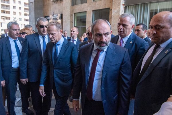 Совместная прогулка премьер-министра Армении Никола Пашиняна и председателя Европейского совета Дональда Туска (10 июля 2019). Еревaн Совместная прогулка премьер-министра Армении Никола Пашиняна и председателя Европейского совета Дональда Туска (10 июля 2019). Еревaн - Sputnik Армения