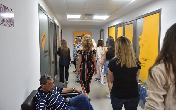 Студенты МГУ перед началом встречи с журналистом Сергеем Баблумяном и руководителем Sputnik Армения Дмитрием Писаренко в мультимедийном пресс-центре Sputnik Армения (10 июля 2019). Еревaн - Sputnik Армения