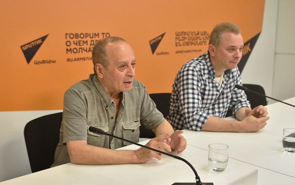 Студенты МГУ на встрече с журналистом Сергеем Баблумяном и руководителем Sputnik Армения Дмитрием Писаренко в мультимедийном пресс-центре Sputnik Армения (10 июля 2019). Еревaн - Sputnik Армения