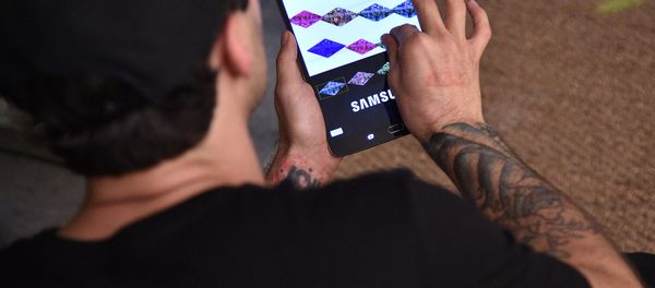 Художник ThankYouX работает на планшете Samsung Galaxy Tab S2 (2 декабря 2016). Майами-Бич - Sputnik Արմենիա