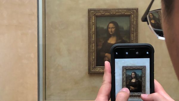 Посетитель Лувра фотографирует картину Леонардо да Винчи Мона Лиза Посетитель Лувра фотографирует картину Леонардо да Винчи Мона Лиза - Sputnik Армения