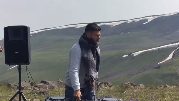 Dj Ocean-ն առաջին անգամ նվագեց Արագածի 3200 մ բարձրության վրա` սահմանելով ռեկորդ - Sputnik Արմենիա