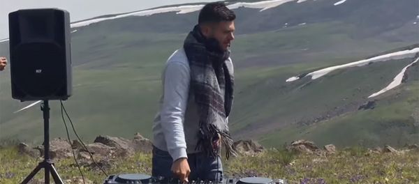 Dj Ocean-ն առաջին անգամ նվագեց Արագածի 3200 մ բարձրության վրա` սահմանելով ռեկորդ - Sputnik Արմենիա